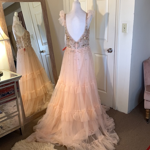 MAC DUGGAL
Cap Sleeve Embellished Tulle Gown - Picture 11 of 15